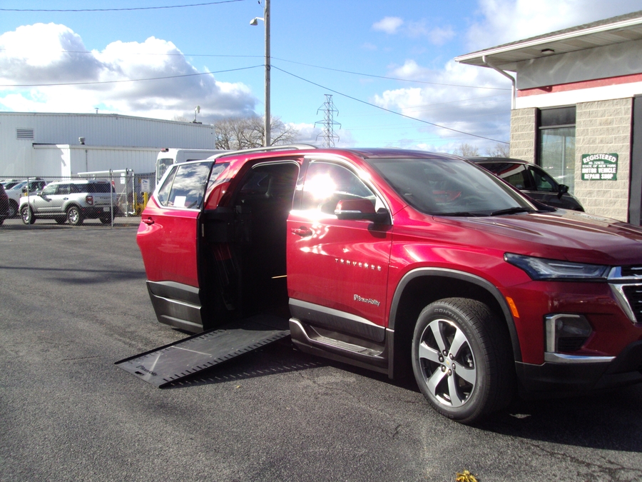 Used 2023 Chevrolet Traverse 3LT - BraunAbility Side Entry Entry In Floor Automatic Ramp