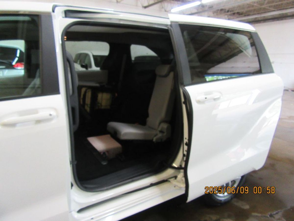 White Toyota Sienna image number 7