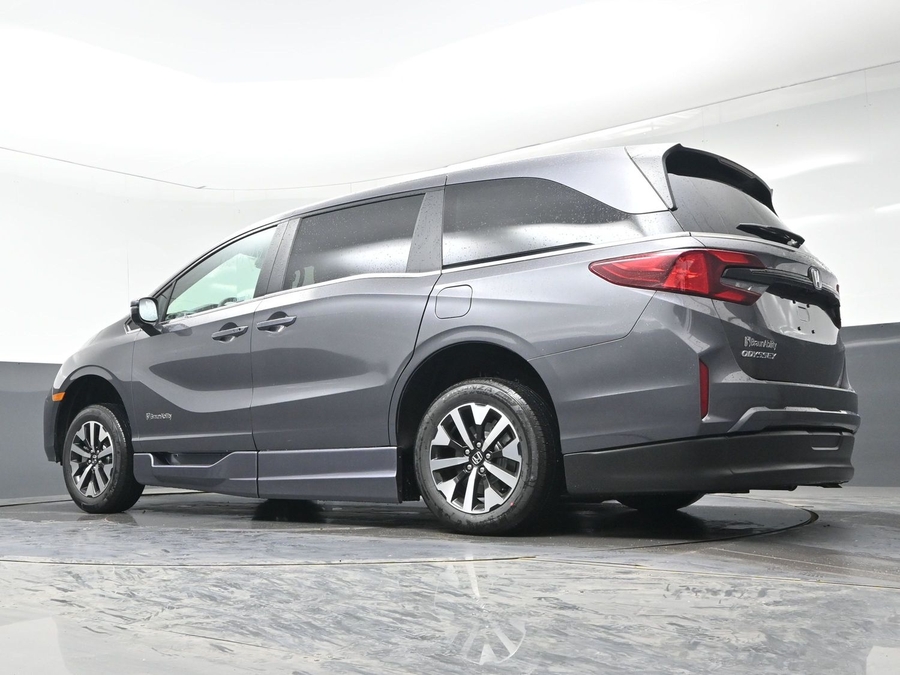 Grey Honda Odyssey image number 17