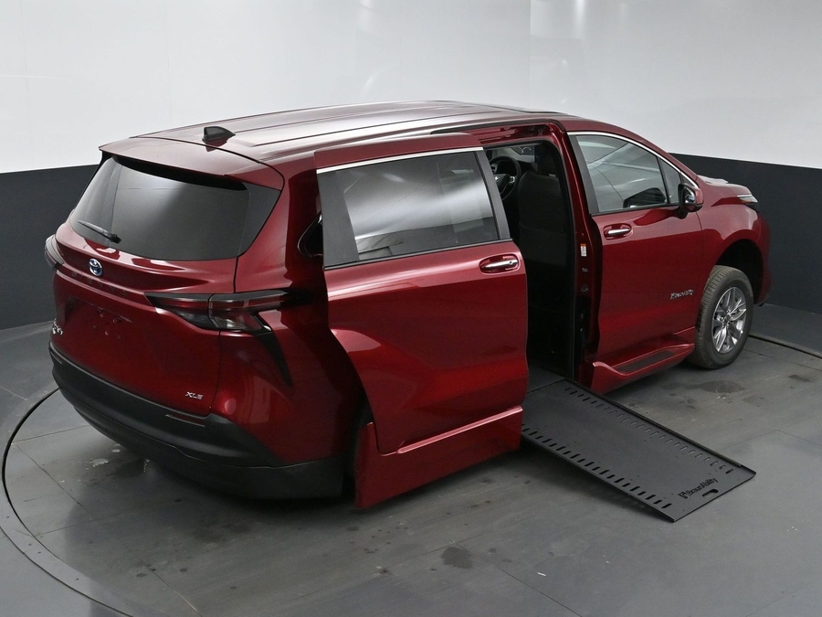 New 2025 Toyota Sienna Hybrid XLE Base - BraunAbility Side Entry Entry In Floor Automatic Ramp