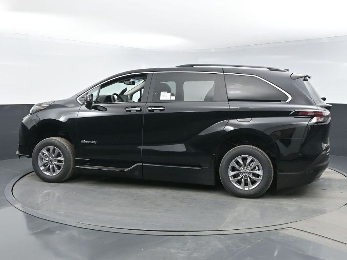 Black Toyota Sienna image number 20