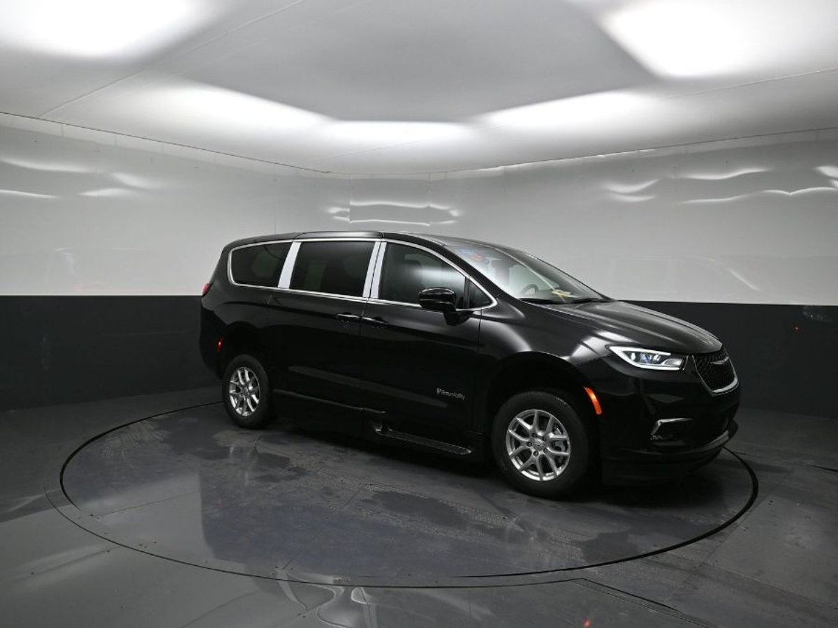 Black Chrysler Pacifica image number 8