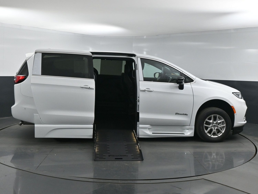 New 2025 Chrysler Pacifica Select Safety - BraunAbility Side Entry Entry Fold Out Automatic Ramp