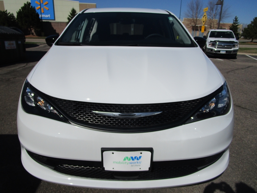 White Chrysler Voyager image number 1