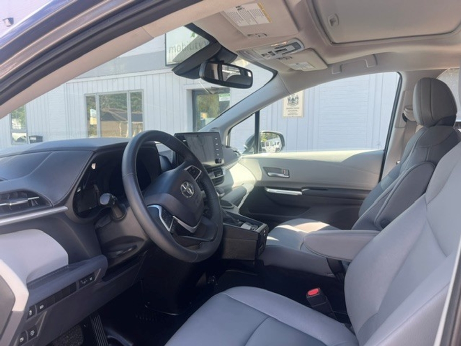 2023 Toyota Sienna XLE - Photo 13