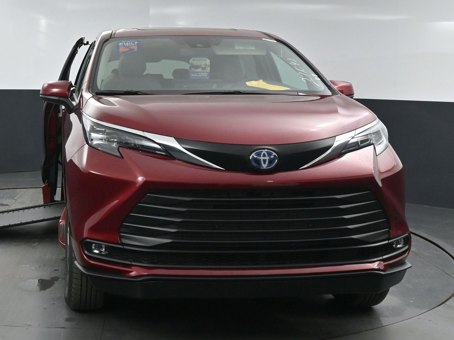 New 2025 Toyota Sienna Hybrid XLE Base - BraunAbility Side Entry Entry In Floor Automatic Ramp
