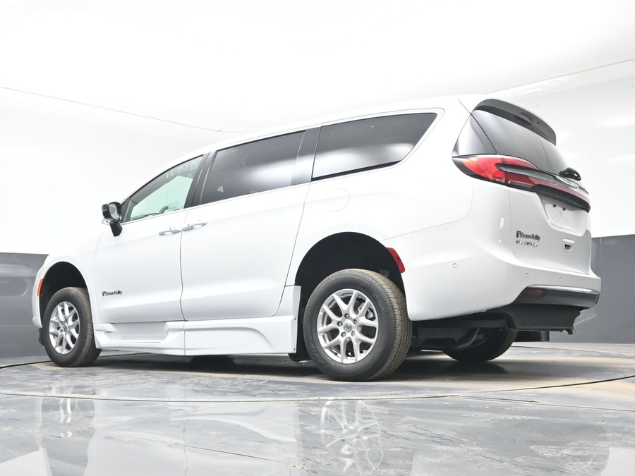 New 2025 Chrysler Pacifica Select Safety - BraunAbility Side Entry Entry In Floor Automatic Ramp
