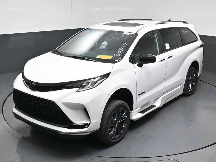 New 2026 Toyota Sienna Hybrid XSE Sport - BraunAbility Side Entry Fold Out Automatic Ramp