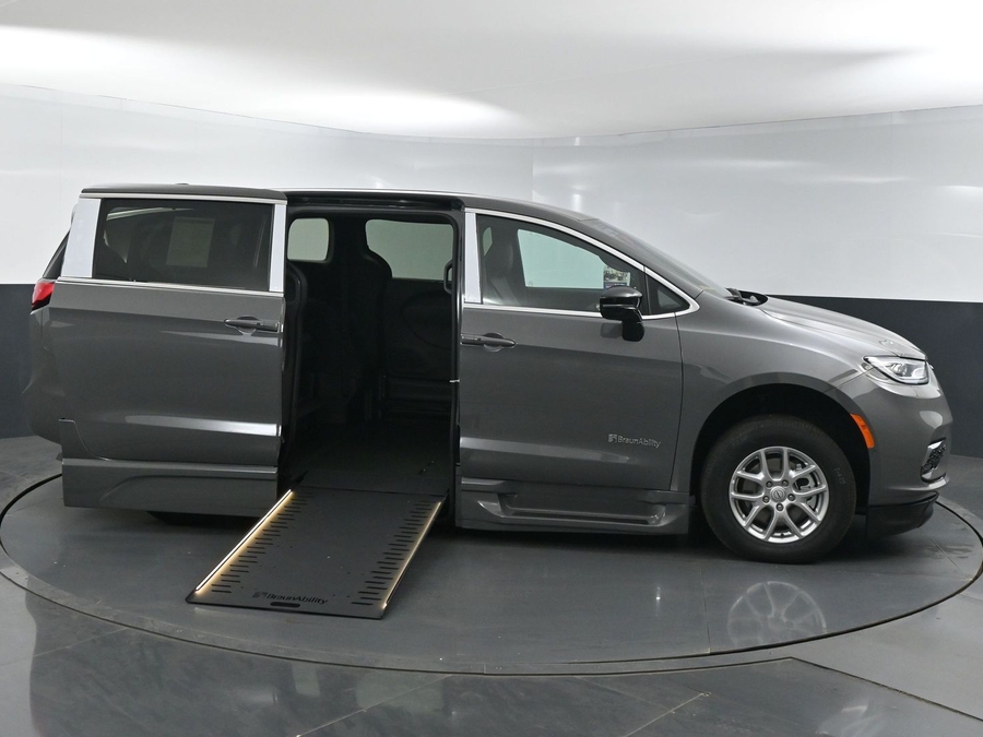 New 2025 Chrysler Pacifica Select Safety - BraunAbility Side Entry Entry In Floor Automatic Ramp