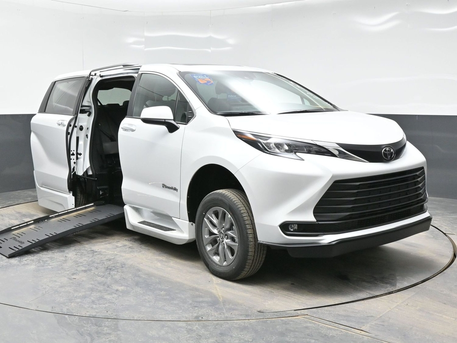 New 2026 Toyota Sienna Hybrid XLE Base - BraunAbility Side Entry Entry Fold Out Automatic Ramp