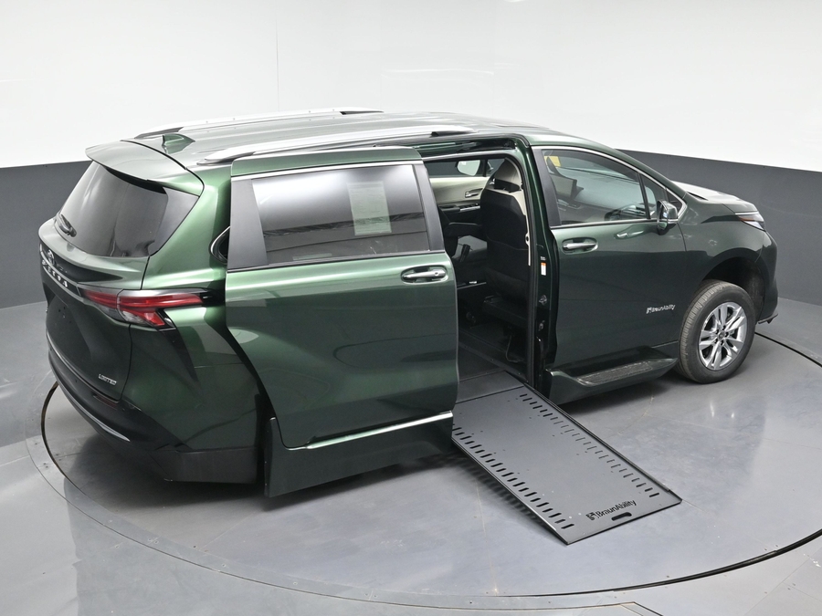 New 2026 Toyota Sienna Hybrid Limited - BraunAbility Side Entry In Floor Automatic Ramp