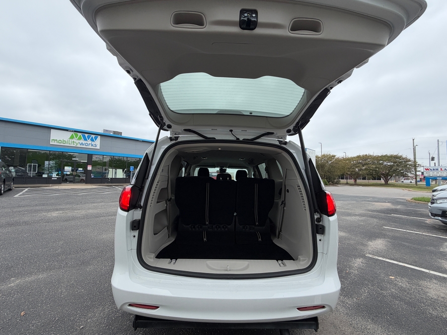White Chrysler Voyager image number 47