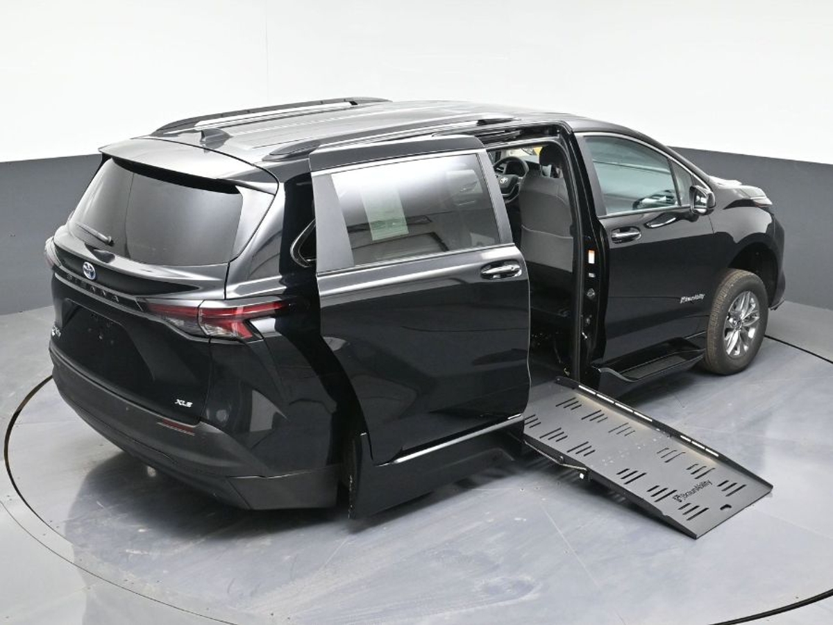 2025 TOYOTA SIENNA - Image 18
