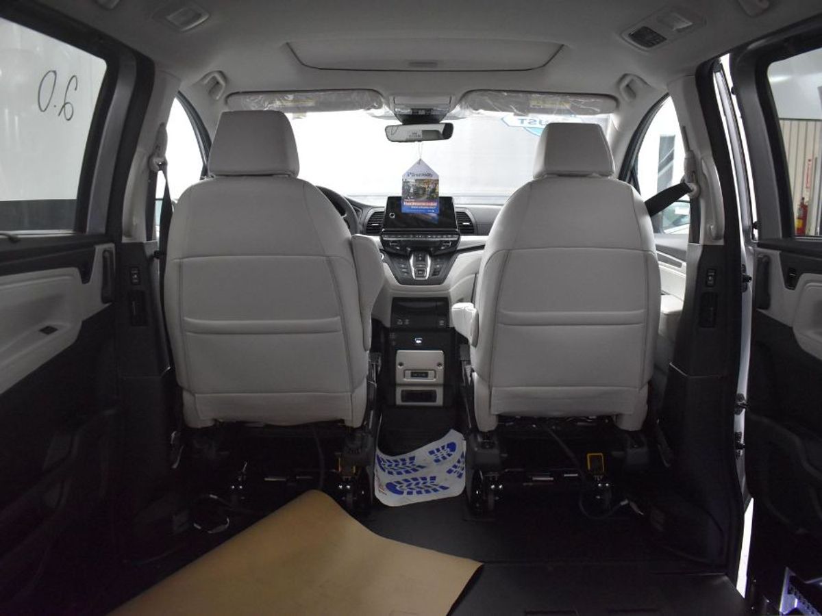 Silver Honda Odyssey image number 14