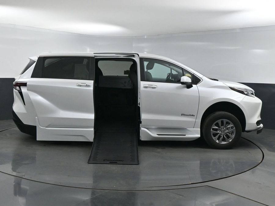 New 2025 Toyota Sienna Hybrid XLE Base - BraunAbility Side Entry Entry In Floor Automatic Ramp
