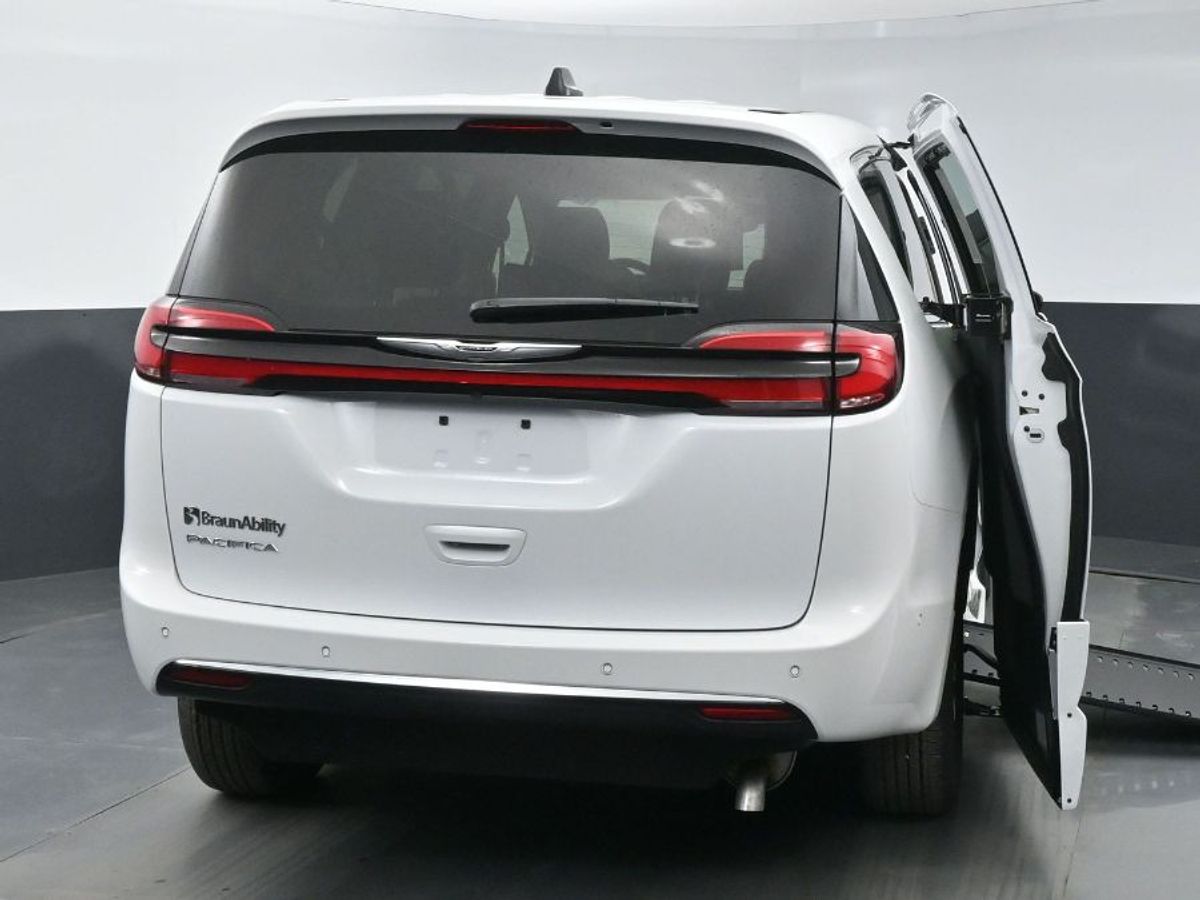 White Chrysler Pacifica image number 3