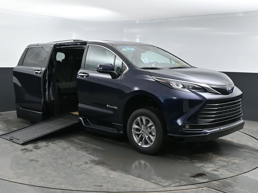 New 2025 Toyota Sienna Hybrid XLE Plus - BraunAbility Side Entry Entry In Floor Automatic Ramp