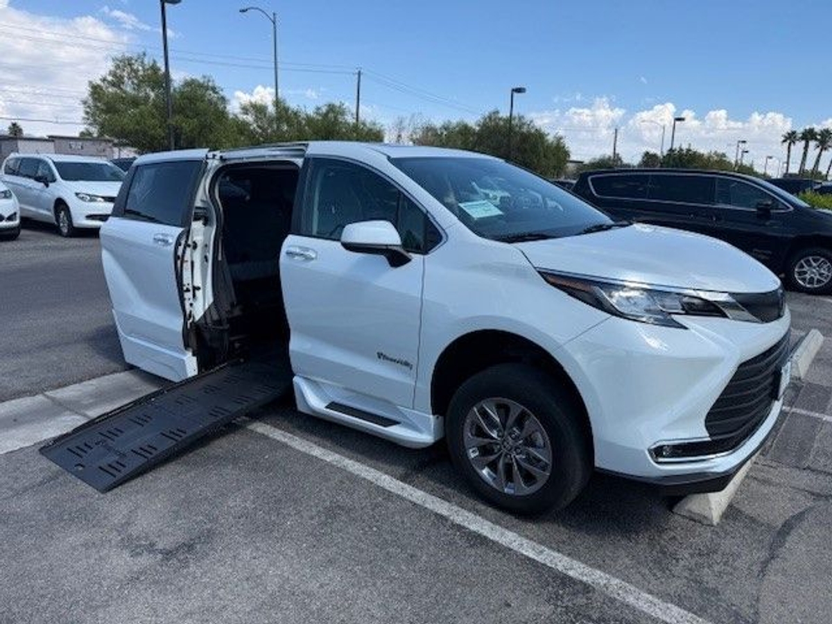 2023 TOYOTA SIENNA - Image 2