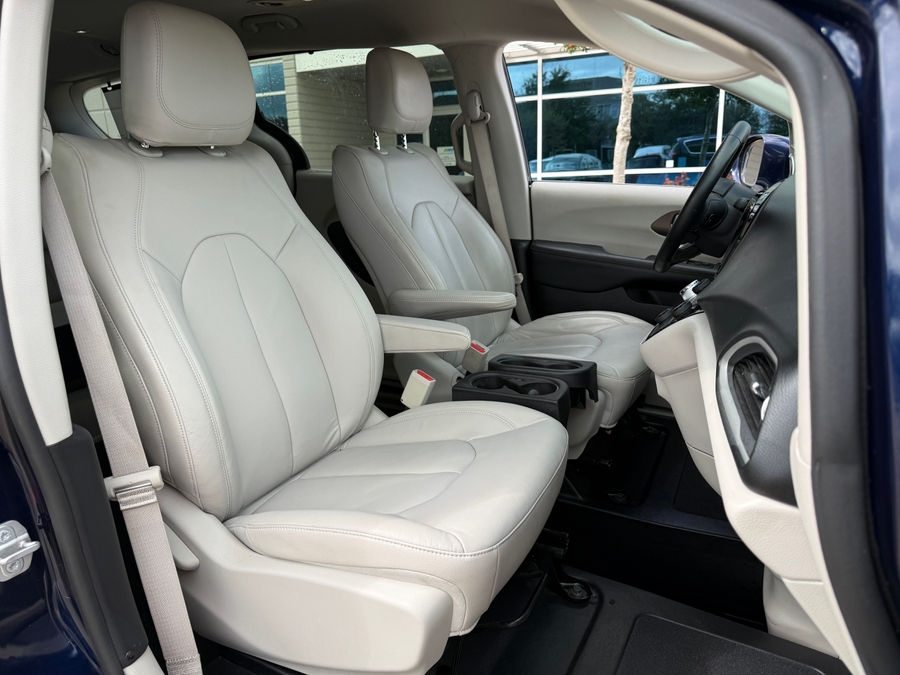 Blue Chrysler Pacifica image number 10