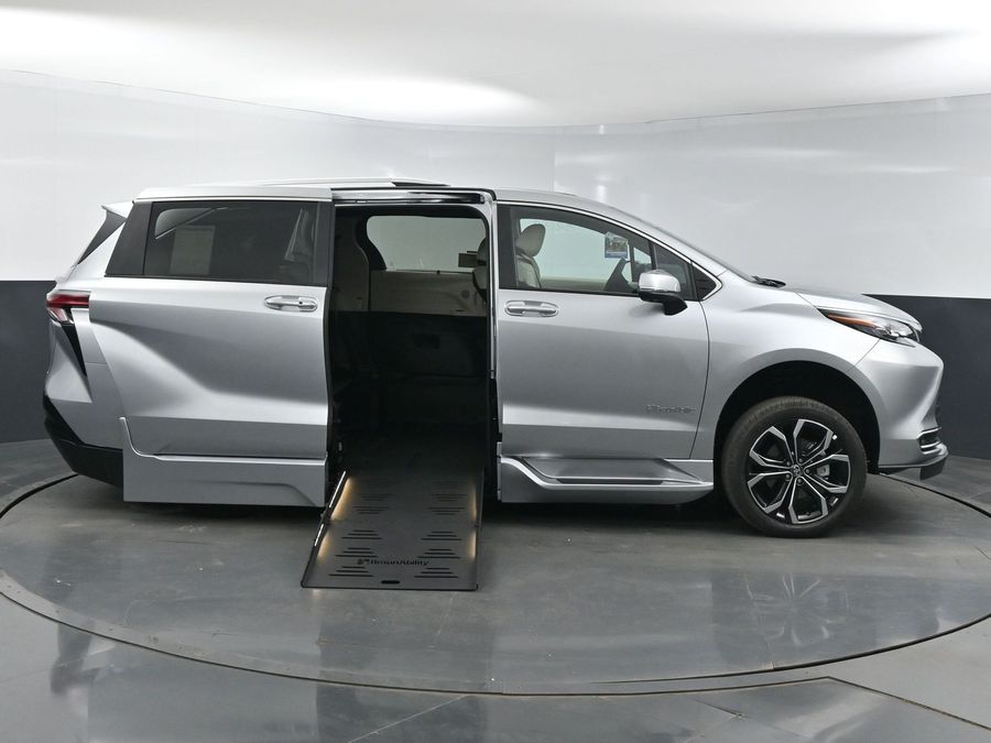 New 2025 Toyota Sienna Hybrid Platinum - BraunAbility Side Entry Entry Fold Out Automatic Ramp