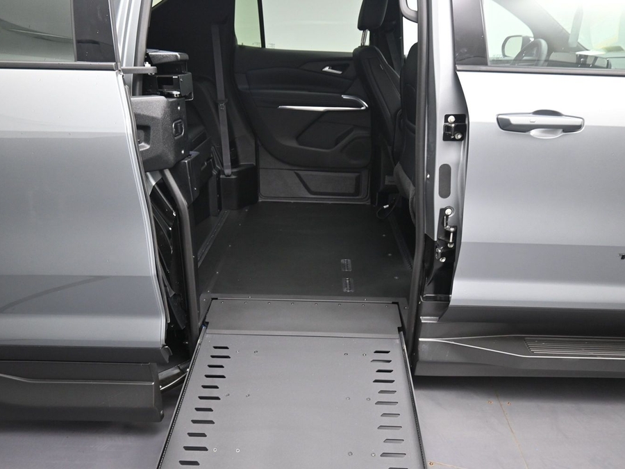 Grey Chevrolet Traverse image number 3