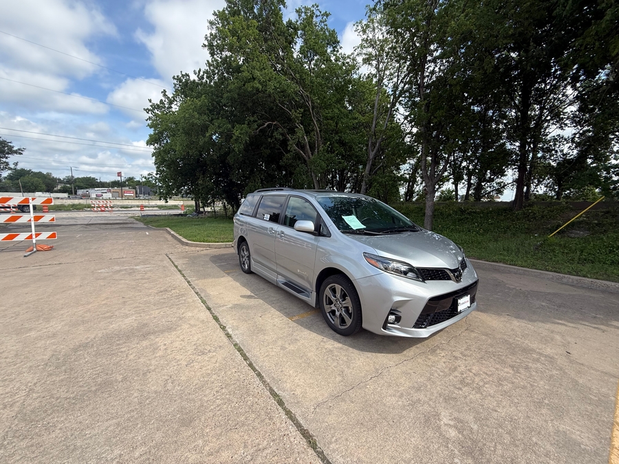 Used 2018 Toyota Sienna SE - BraunAbility Side Entry Entry Fold Out Automatic Ramp