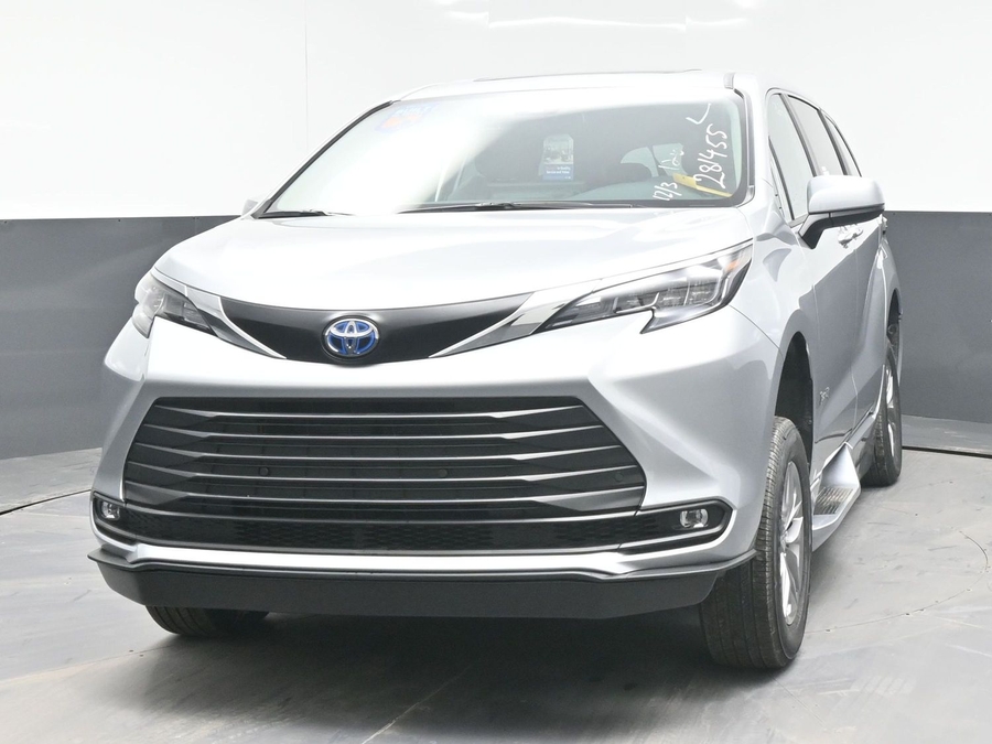 New 2025 Toyota Sienna Hybrid XLE Base - BraunAbility Side Entry Entry Fold Out Automatic Ramp