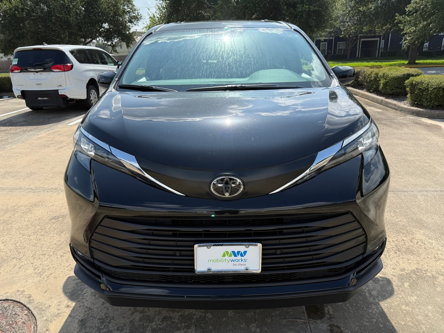 Black Toyota Sienna image number 7