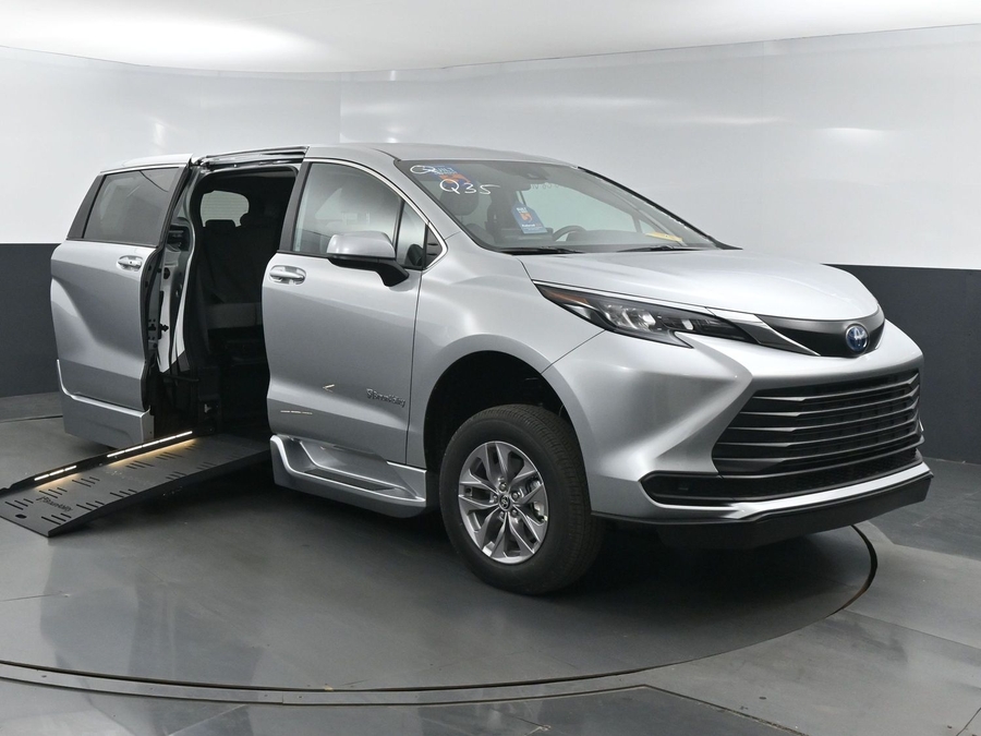 New 2025 Toyota Sienna Hybrid LE - BraunAbility Side Entry Entry Fold Out Automatic Ramp