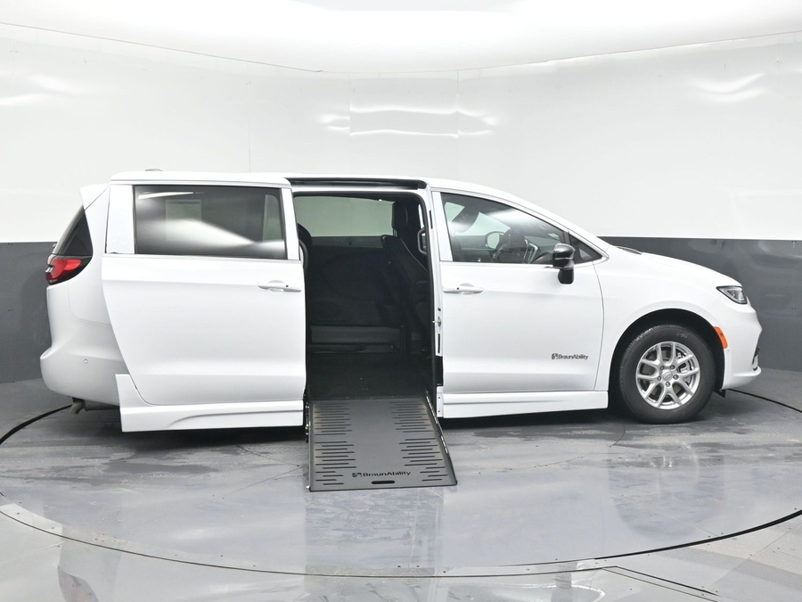 White Chrysler Pacifica image number 5