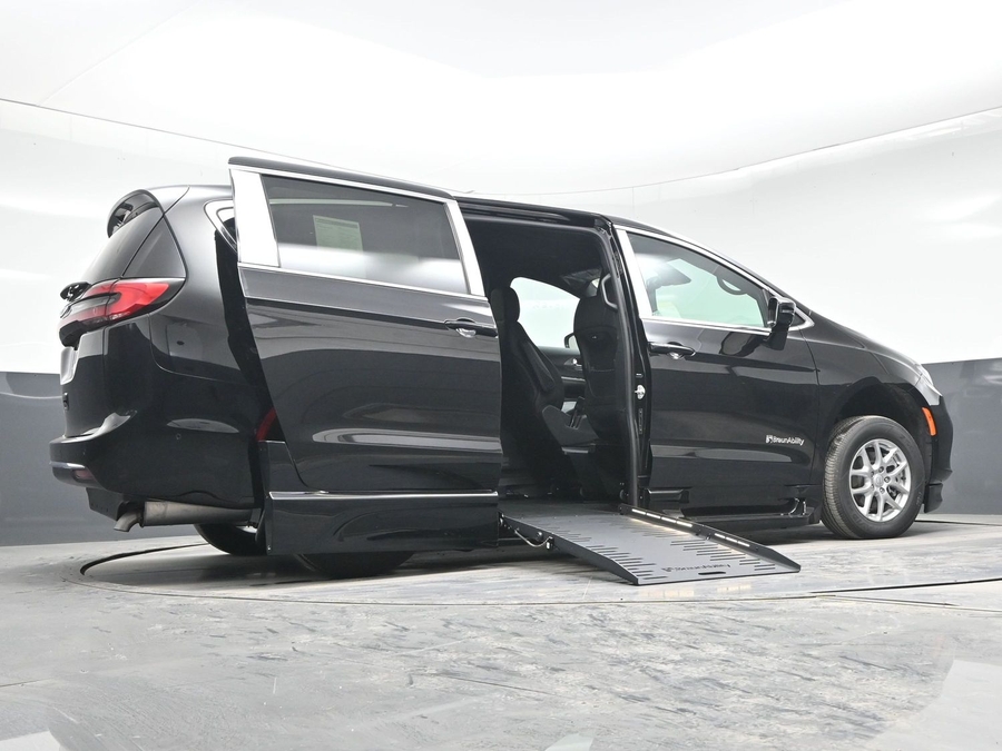 Black Chrysler Pacifica image number 21