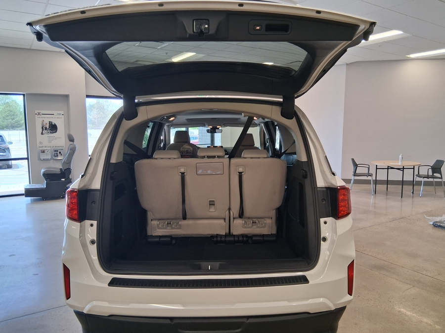 White Honda Odyssey image number 7