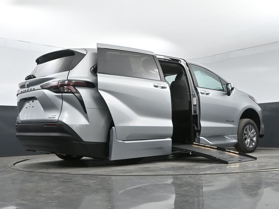 New 2025 Toyota Sienna Hybrid LE - BraunAbility Side Entry Entry Fold Out Automatic Ramp
