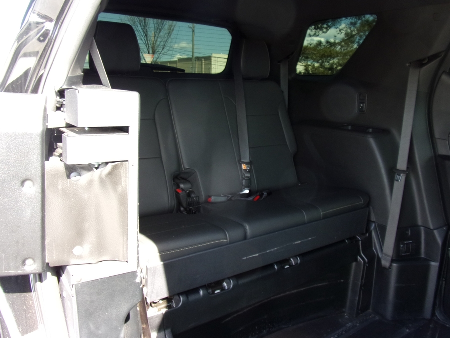 Black Chevrolet Traverse image number 16