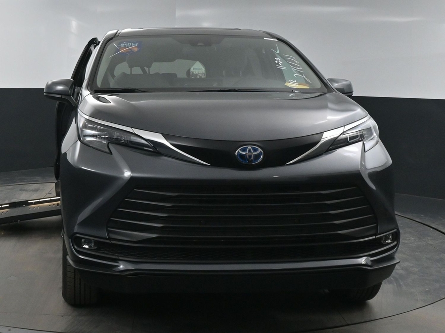 New 2025 Toyota Sienna Hybrid XLE Base - BraunAbility Side Entry Entry Fold Out Automatic Ramp
