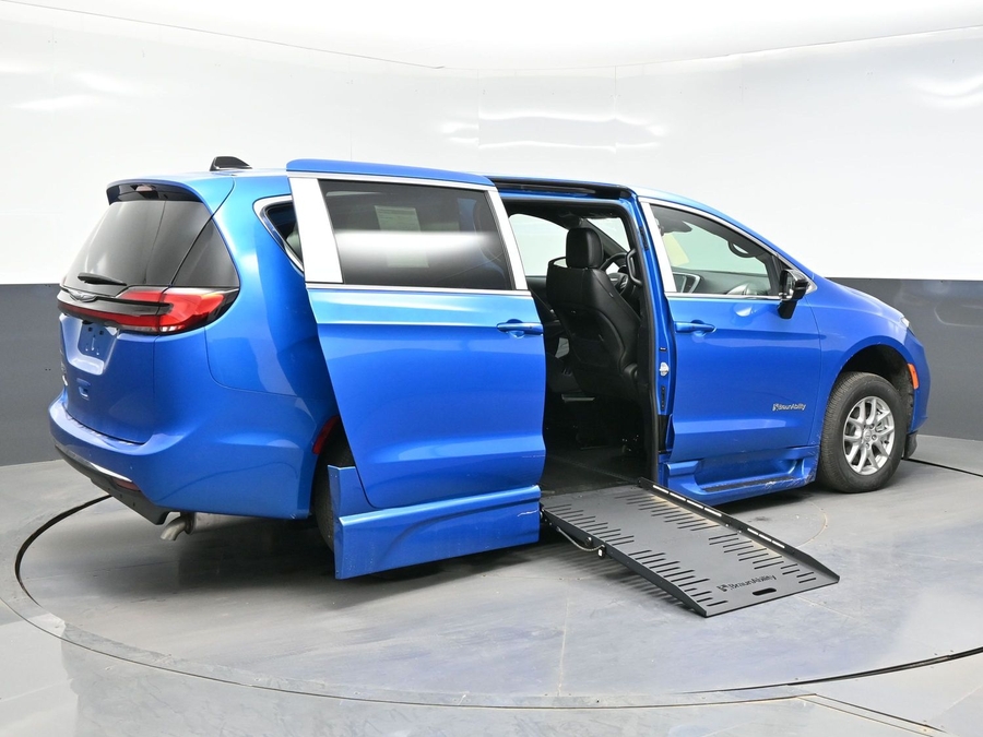 Blue Chrysler Pacifica image number 6