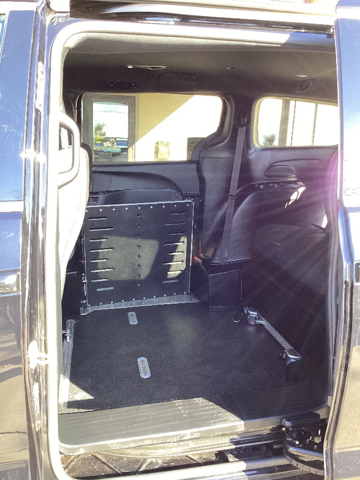 Black Chrysler Pacifica image number 12