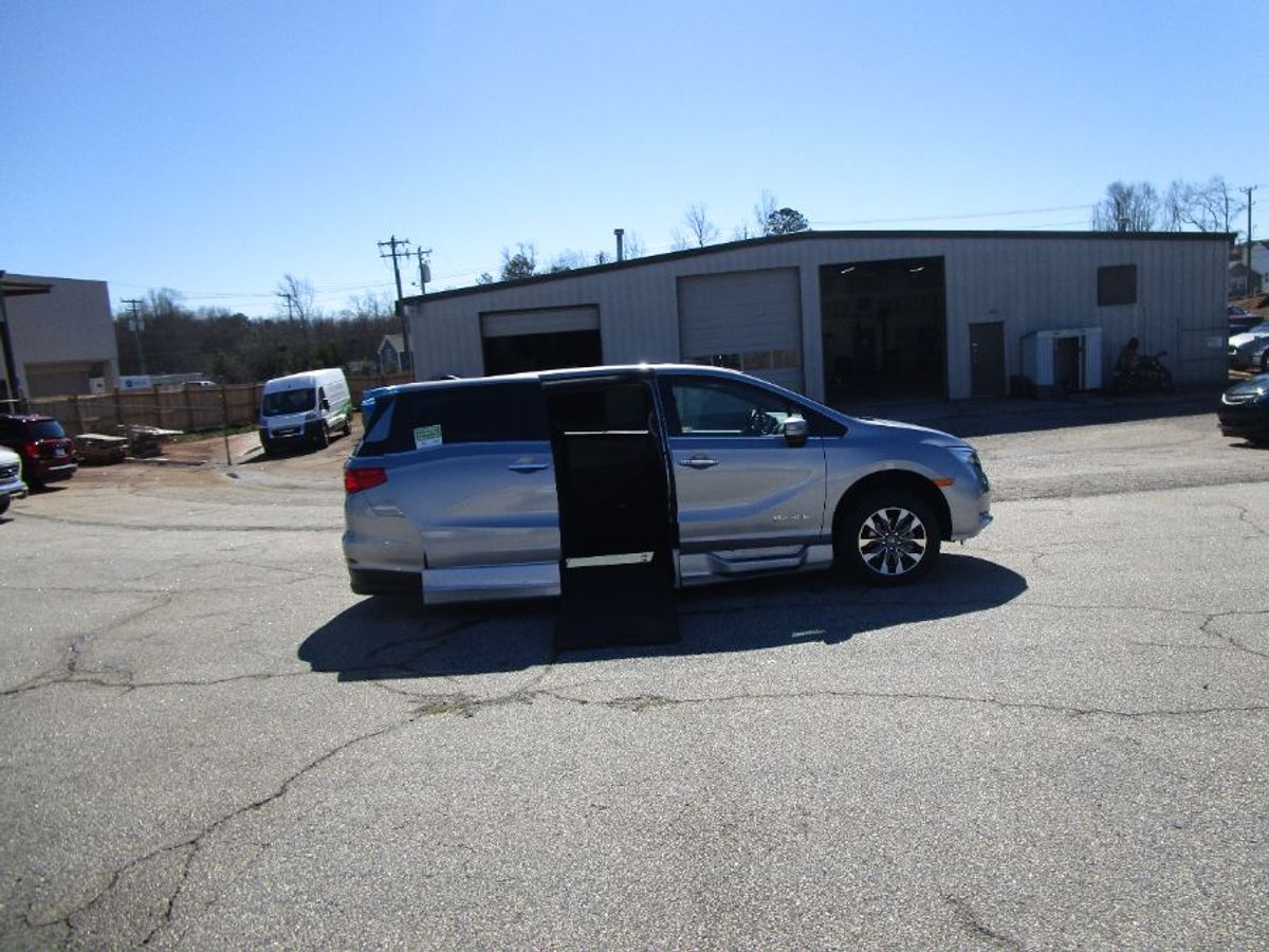 Silver Honda Odyssey with Side Entry Automatic In Floor ramp