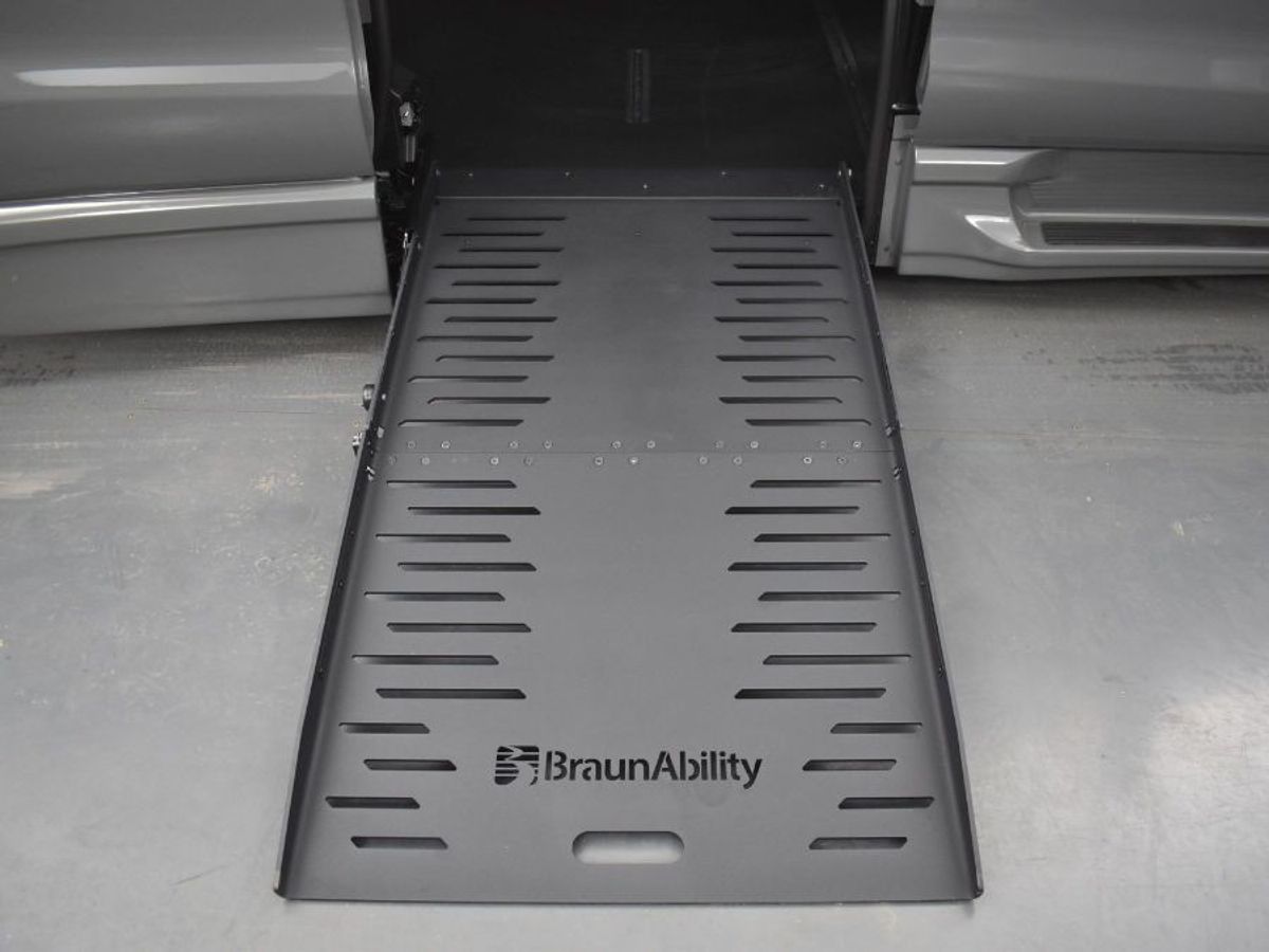 Grey Chrysler Pacifica image number 3