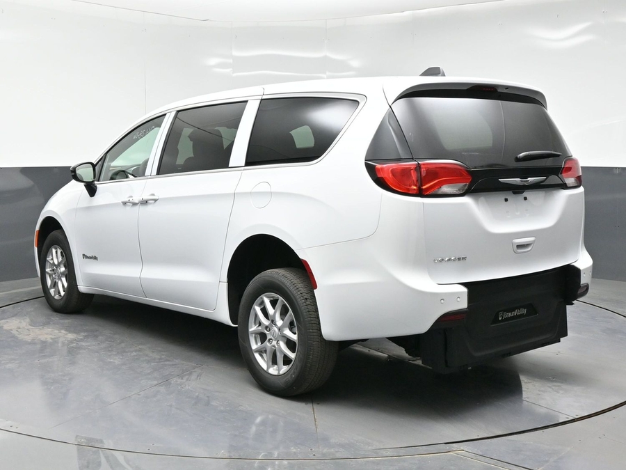 White Chrysler Voyager image number 4