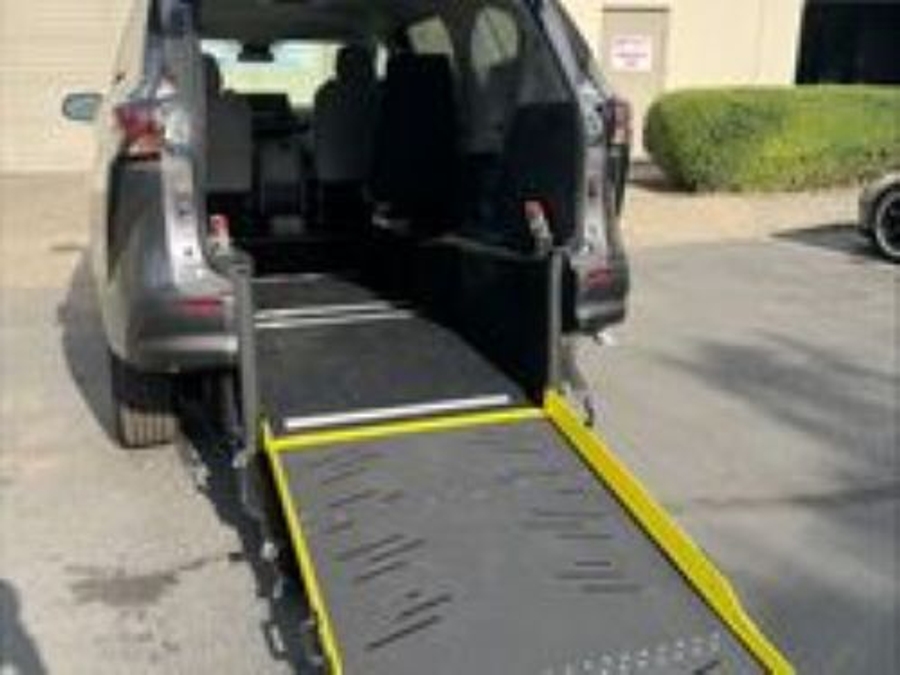 2023 Toyota Sienna LE's photo