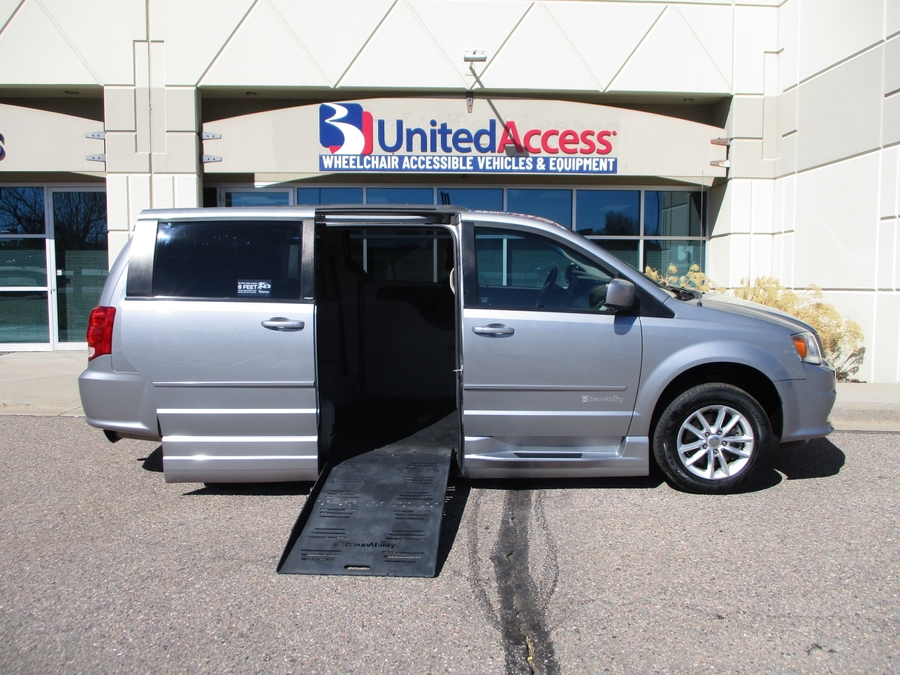 Used 2014 Dodge Grand Caravan SXT - BraunAbility Side Entry Entry Fold Out Automatic Ramp