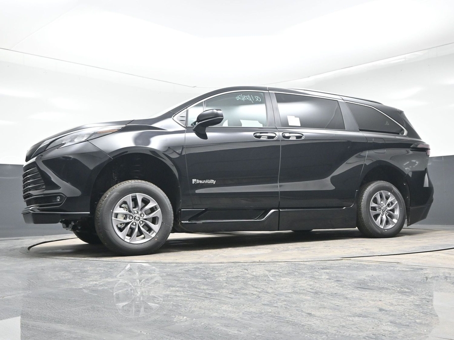 Black Toyota Sienna image number 19