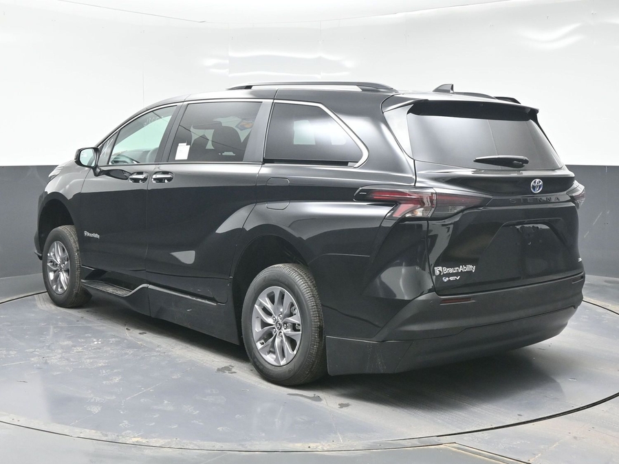 Black Toyota Sienna image number 1