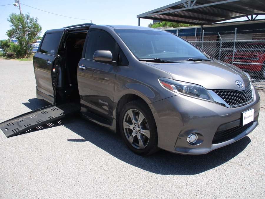 Used 2017 Toyota Sienna SE - BraunAbility Side Entry Fold Out Automatic Ramp