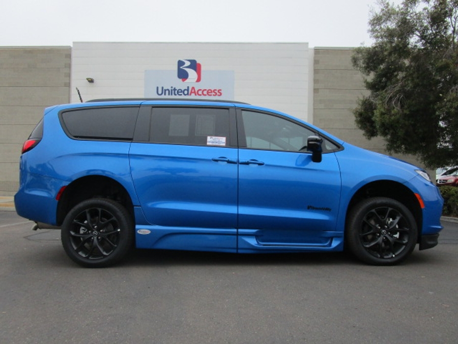 New 2026 Chrysler Pacifica Select Sport - BraunAbility Side Entry Fold Out Automatic Ramp
