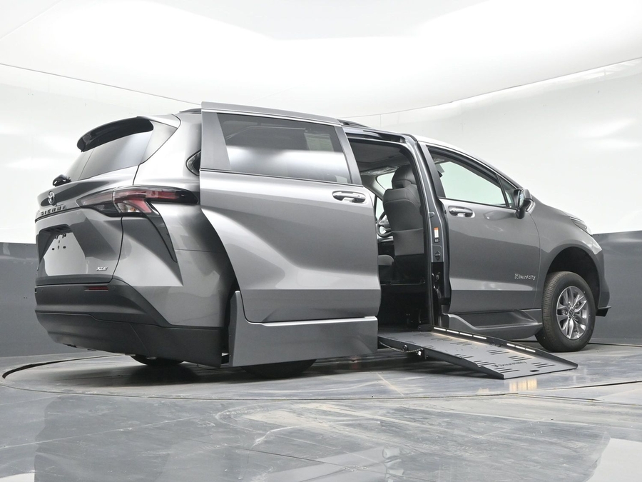 Grey Toyota Sienna image number 19
