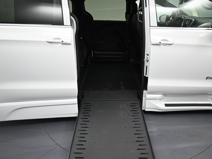 New 2025 Chrysler Pacifica Select Safety - BraunAbility Side Entry Entry In Floor Automatic Ramp