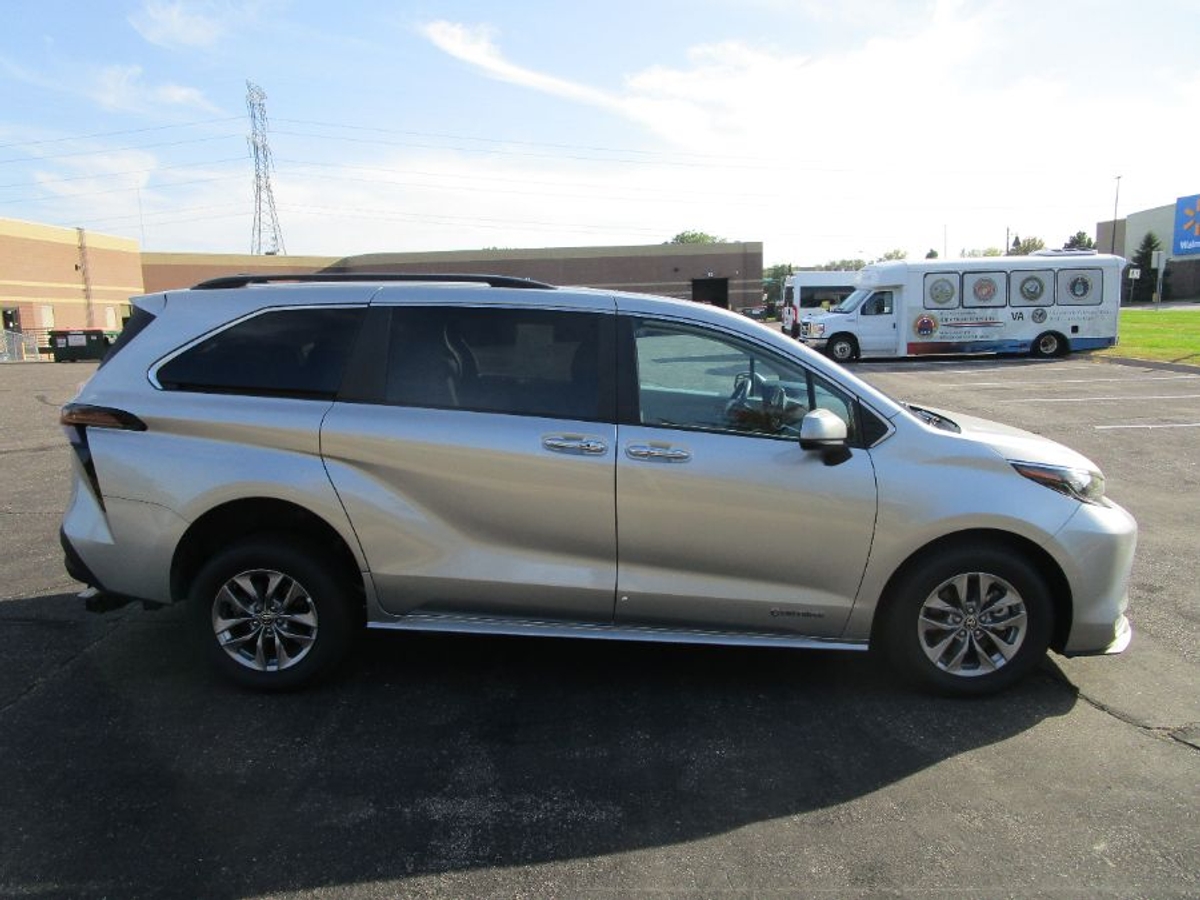 2024 TOYOTA SIENNA - Image 1