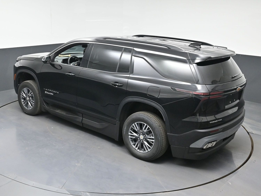 Black Chevrolet Traverse image number 23
